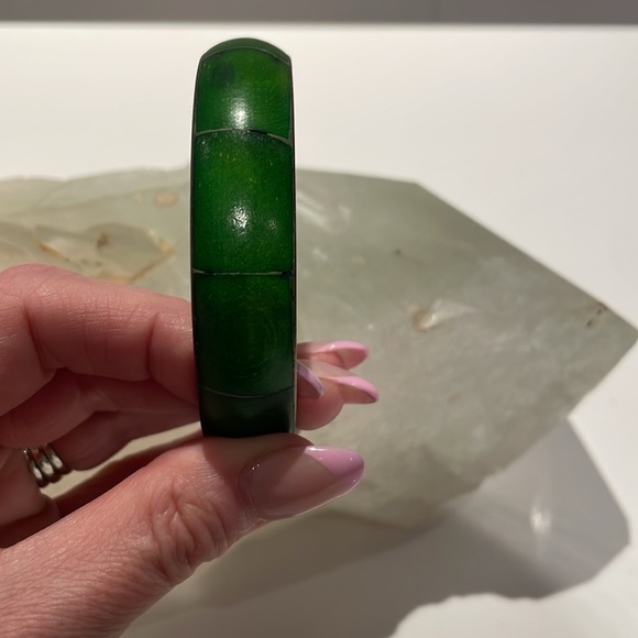 Green Wooden Bracelet set in a gold tone - Picture 3 of 6